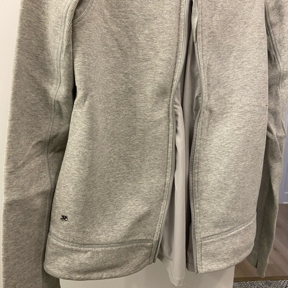 Lululemon Light Grey Vest with Zip Back - Picture 6 of 7